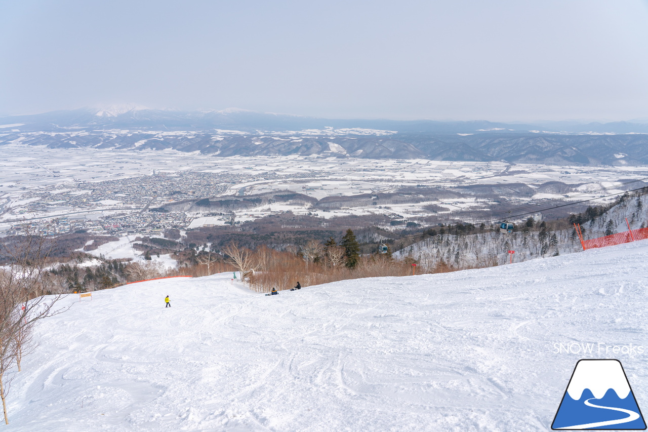 富良野スキー場｜2022-2023シーズンの『北の峰ゾーン』の営業は、3月21日（火・祝）まで。心ゆくまでロング滑走を楽しみましょう♪